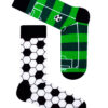 Kolorowe skarpetki męskie piłka nożna, dwie różne na jednej w motyw piłki z czarnymi łatami na białym tle , na drugiej zielona w kształcie murawy z białką oraz liniami boiska z czarnymi ścigaczami